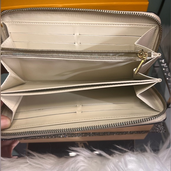 Authentic Louis Vuitton Matte Vernis Zippy Wallet - Picture 10 of 16